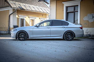 BMW F10 mit Eibach Sportline 45/40mm + 20 Zoll Twin-Monotube-Projekt Felgen
